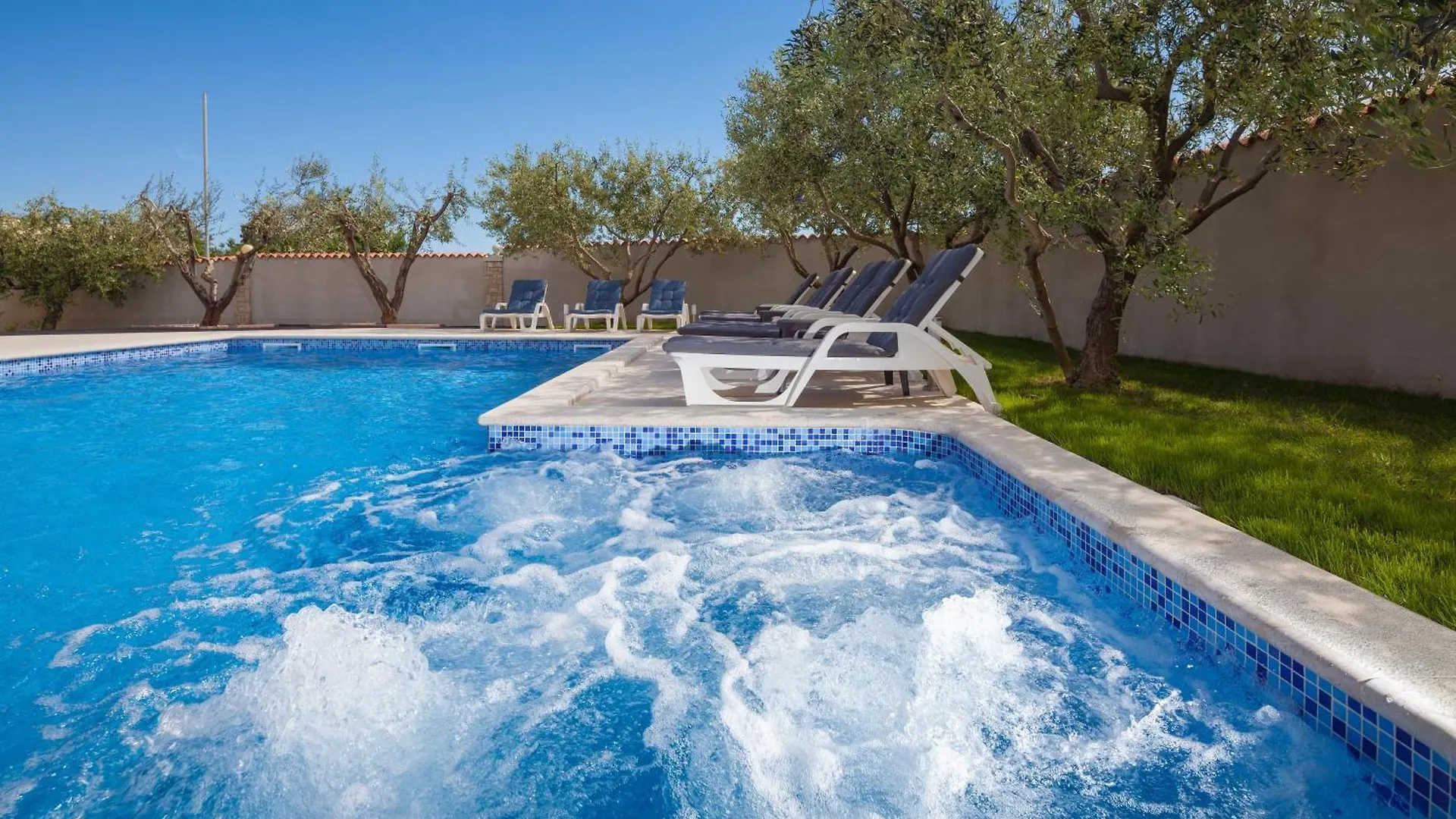 Ferienhaus Mirjana Mit Eingezaeuntem Garten Banjole 0*,  Croatia